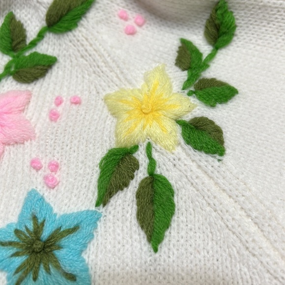 Vintage Sweater Bee By Banff White Cardigan Hand Embroidered Flowers Sz M EUC - Picture 7 of 13